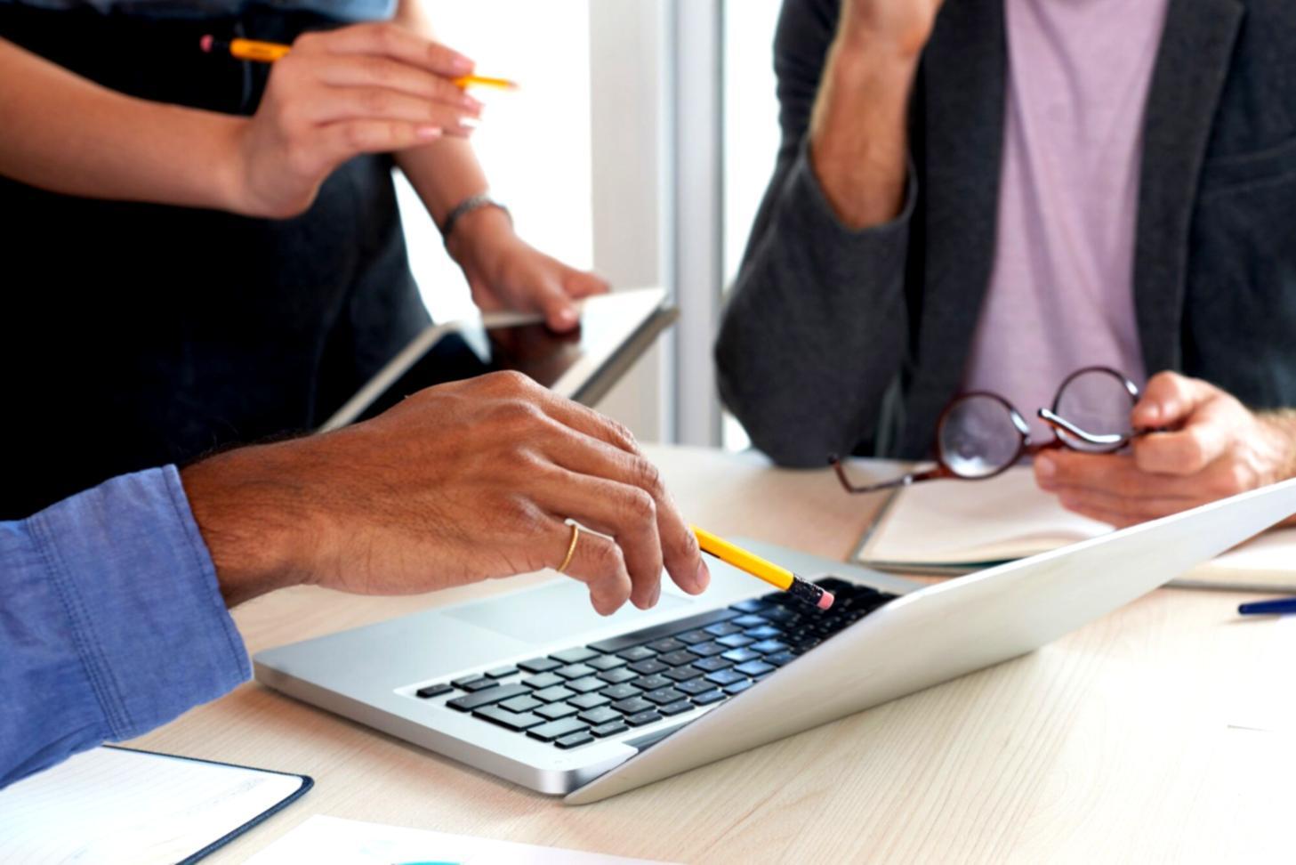Professionelle Finanzberatung mit Laptop und Dokumenten
